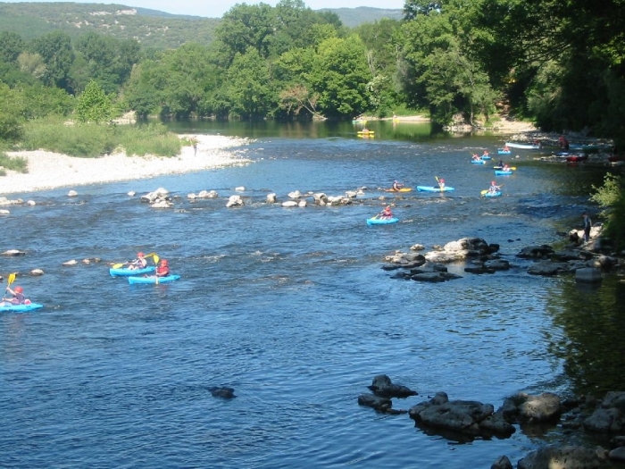 Mit Kanus machen wir uns …