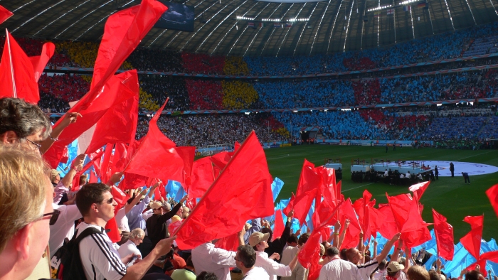 Die Spannung stieg von …