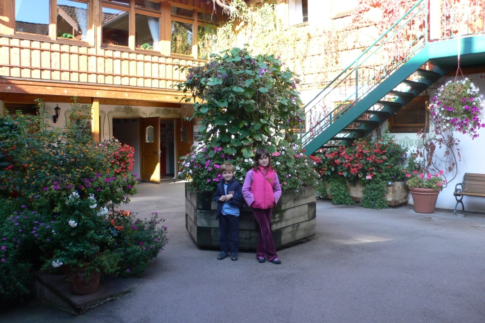 Der Innenhof zu den …