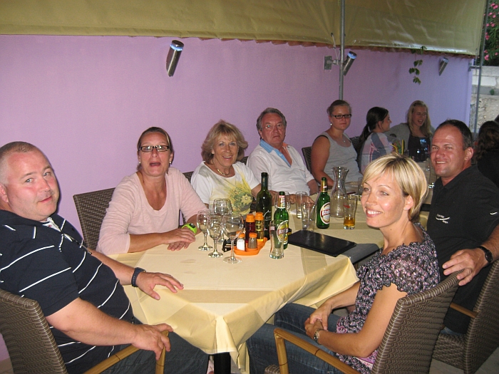 Zwei Crews mit ihren …