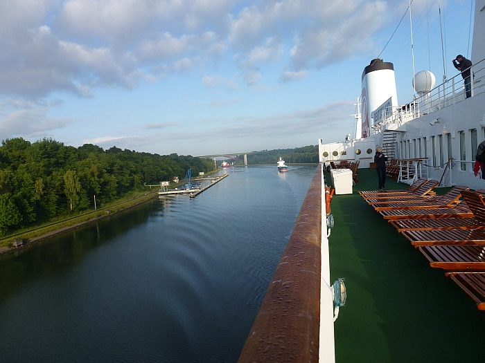 Durch den Nord-Ostsee-Kanal ...