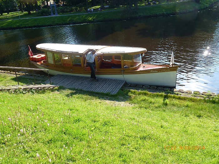 ... fahren mit einem Holzboot, ...