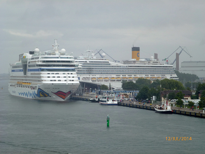 Im Hafen liegen bereits die ...