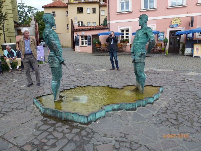 Vor dem Franz Kafka Museum ...