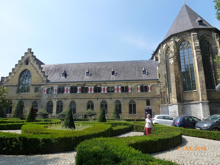 In einem alten Kloster ist im ...