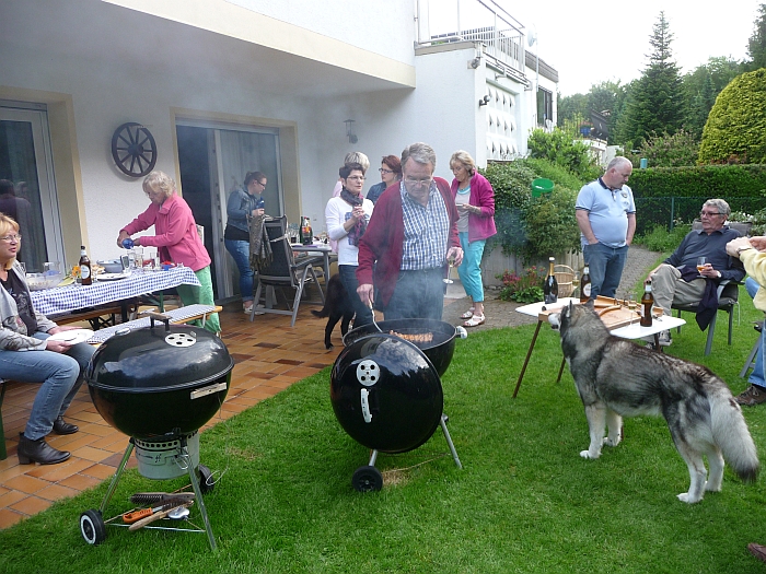 Zwei Weber-Grills sind ...