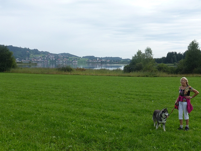 Im Hintergrund sieht …