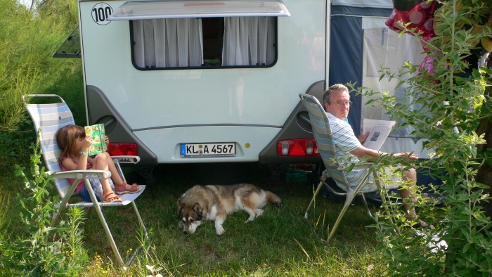 Hinter dem Wohnwagen